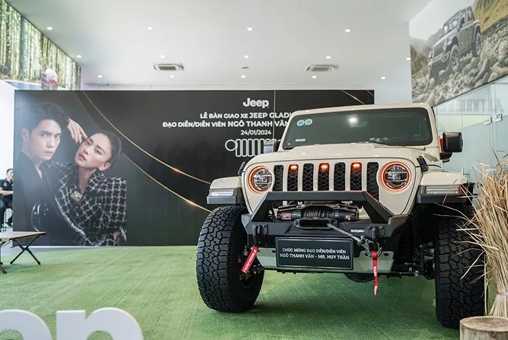 Đầu xe xe bán tải 4 tỷ Jeep Gladiator với tời Warn EVO