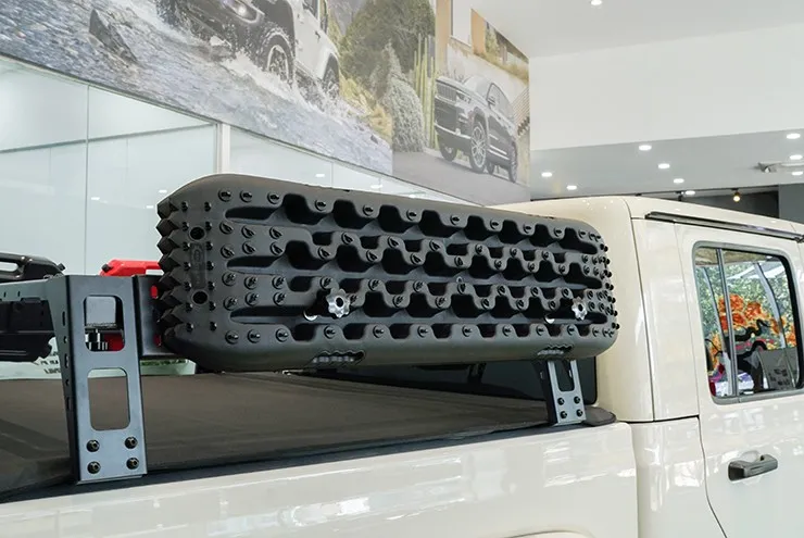 Thùng sau Jeep Gladiator tùy biến với baga và lốp off-road