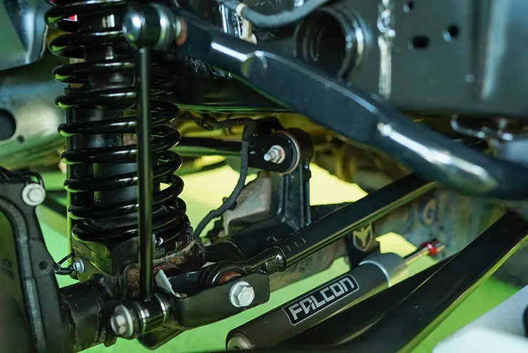 xe bán tải 4 tỷ với mâm Black Rhino và bệ bước điện tự động