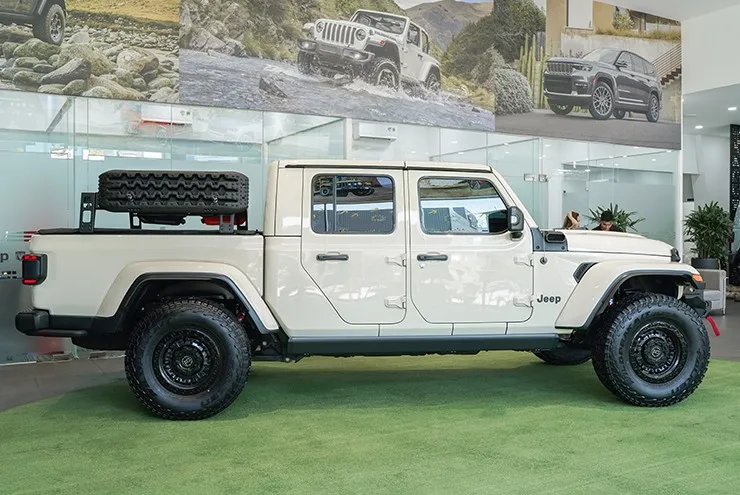 Khoang lái nội thất da cao cấp màu đen của Jeep Gladiator.