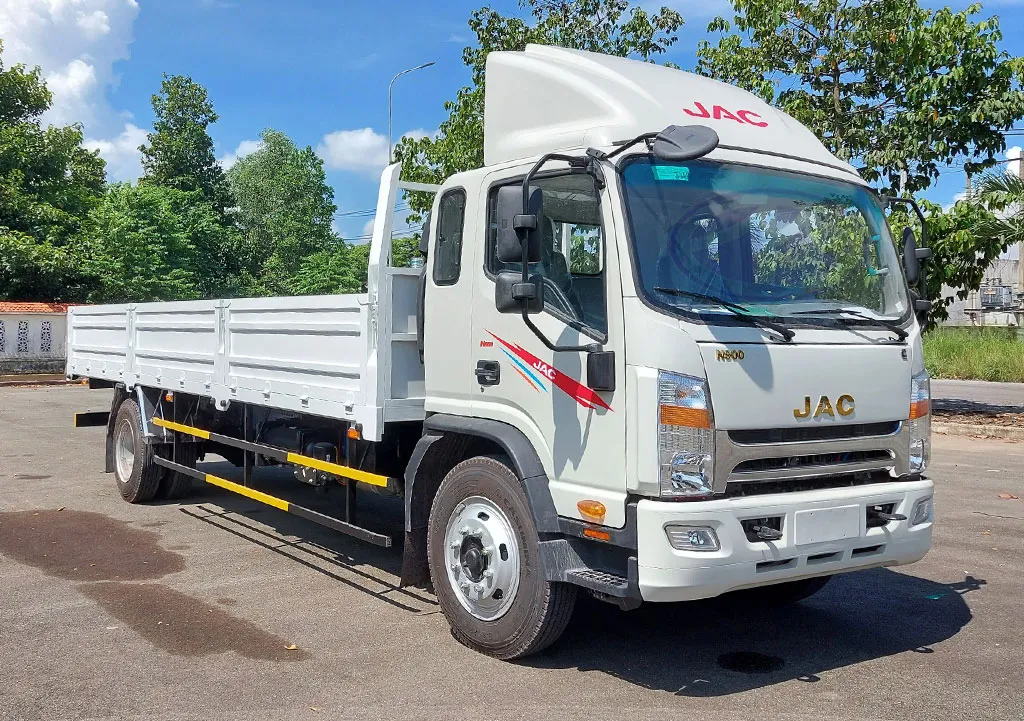 Xe tải JAC 10 tấn phiên bản thùng lửng tại showroom