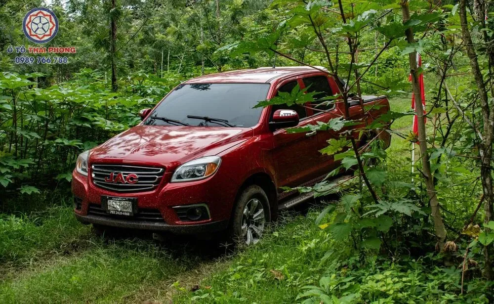 Hai chiếc xe bán tải JAC T6 và JAC T8 màu trắng và đỏ đỗ cạnh nhau