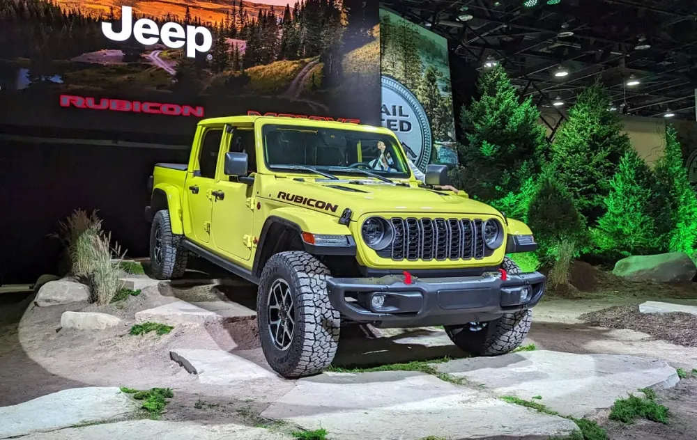 Jeep Gladiator 2024 màu đen tại triển lãm, mẫu xe bán tải giá 4 tỷ nâng cấp