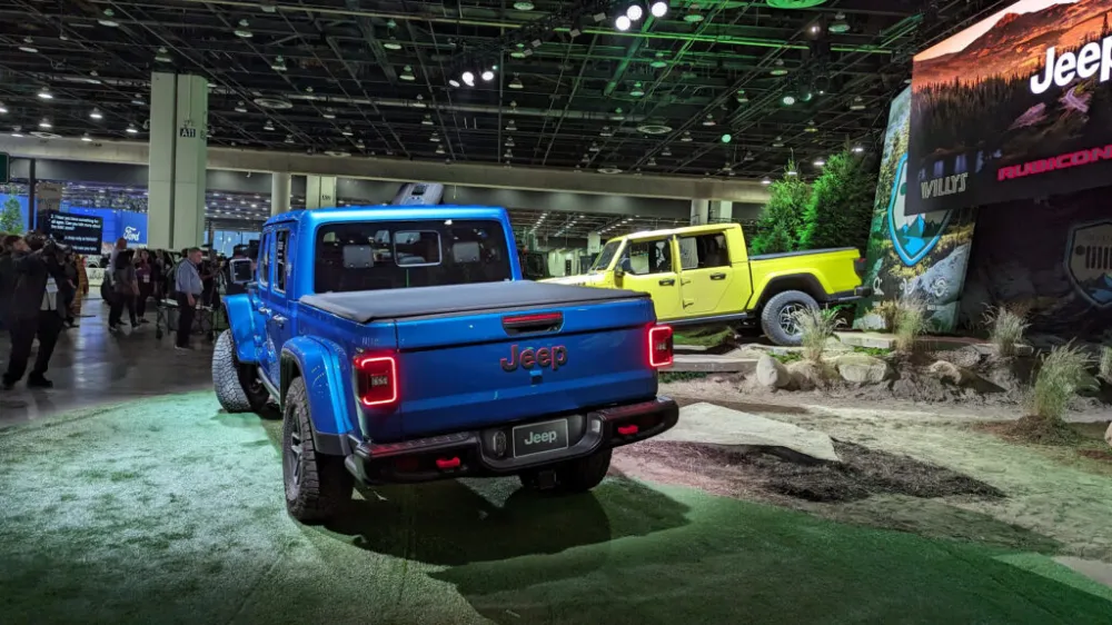 Động cơ xăng Pentastar V6 3.6L dưới nắp ca-pô của mẫu xe bán tải giá 4 tỷ