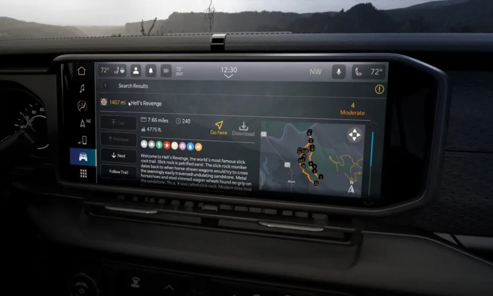 Chi tiết màn hình cảm ứng Uconnect 5 trung tâm kích thước lớn trên Jeep Gladiator