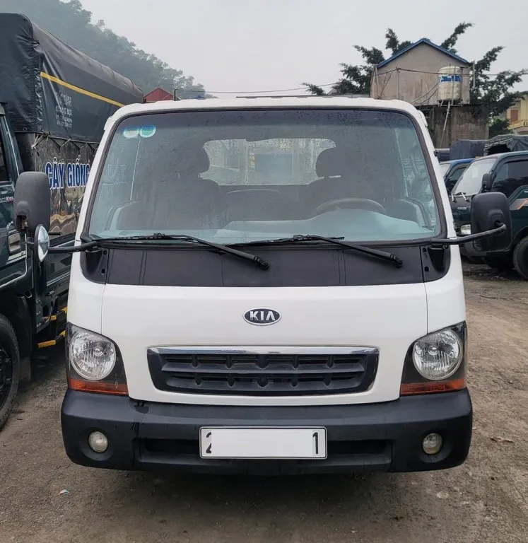 Kia K2700 thùng lửng đời 2012 màu trắng đang được trưng bày