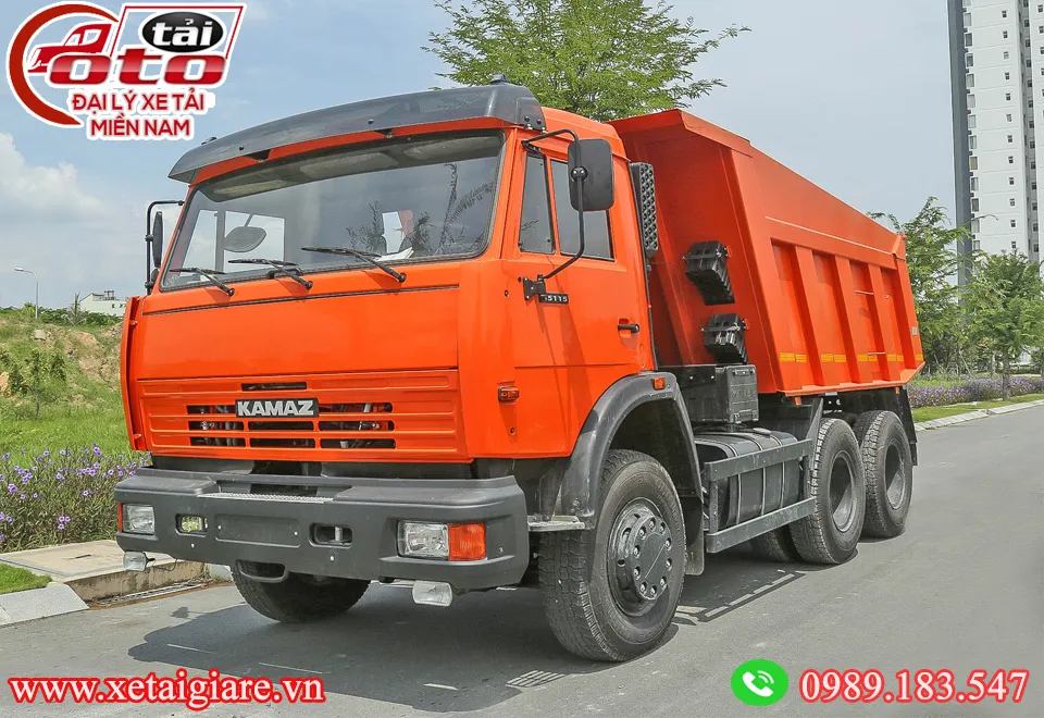 Thiết kế mạnh mẽ và bền bỉ của xe ben Kamaz 3 chân 14 tấn 65115, nổi bật với khả năng tải nặng