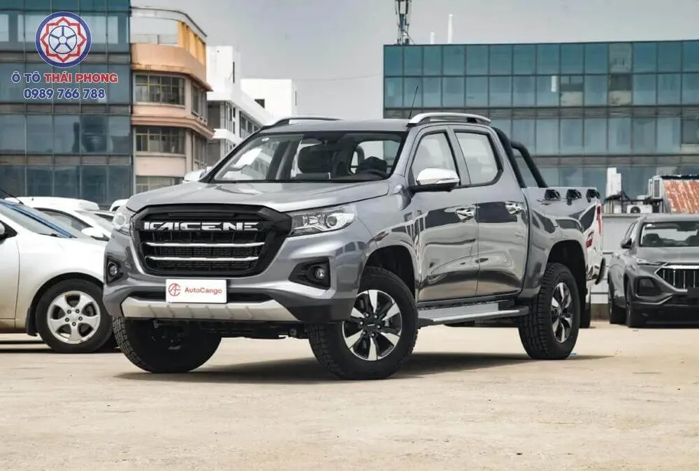 Cận cảnh chiếc xe bán tải Kaicene F70 màu trắng từ góc trước