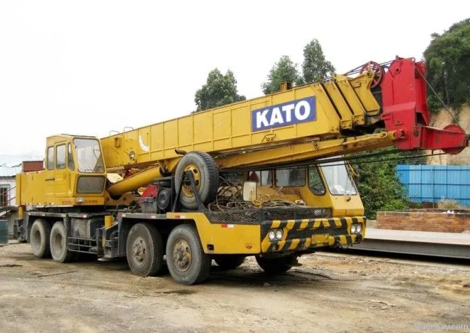 Xe cẩu bánh lốp Kato 50 tấn đang vận hành tại công trường