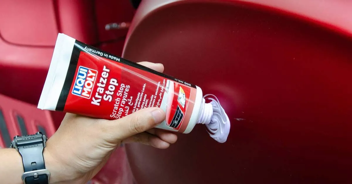 Hình minh họa thao tác đánh bóng và xóa vết xước bằng kem trên bề mặt sơn xe ô tô