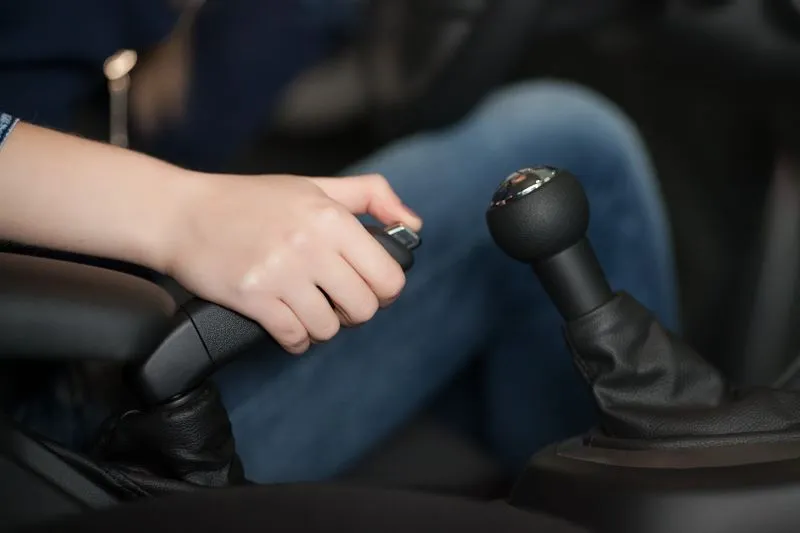 Các lưu ý khi kéo phanh tay ô tô