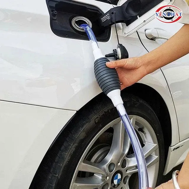 Kết nối ống hút dầu với xe tải thông qua que thăm dầu