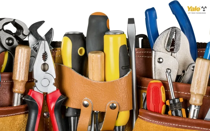 Chuẩn bị đầy đủ dụng cụ cần thiết để sửa xe nâng tay bơm không lên