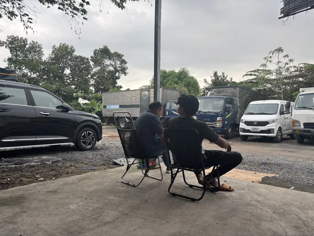 Khách hàng mang xe qua công ty thu mua xe tải cũ xem và mua