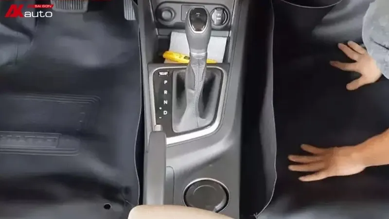AKauto thi công bọc sàn simili chuẩn chỉnh cho ô tô
