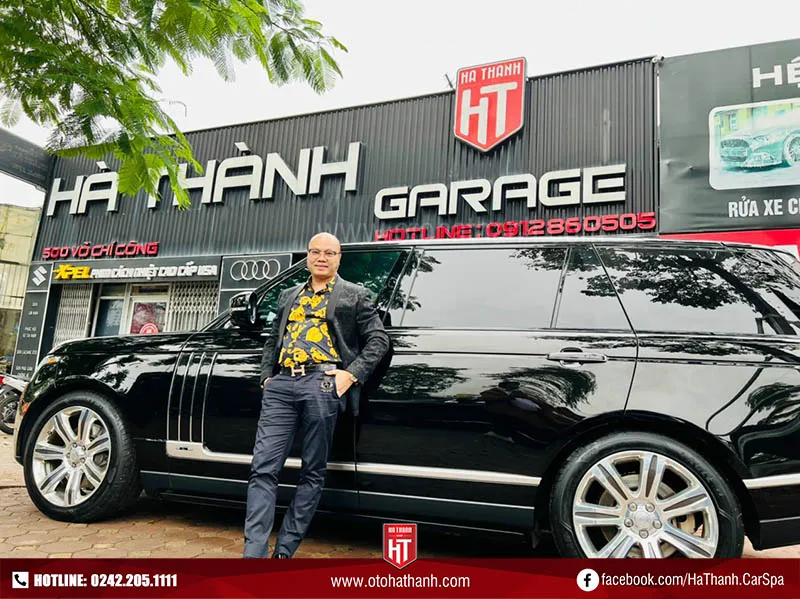 Khách hàng chụp ảnh sau khi sử dụng dịch vụ tại Hà Thành Garage
