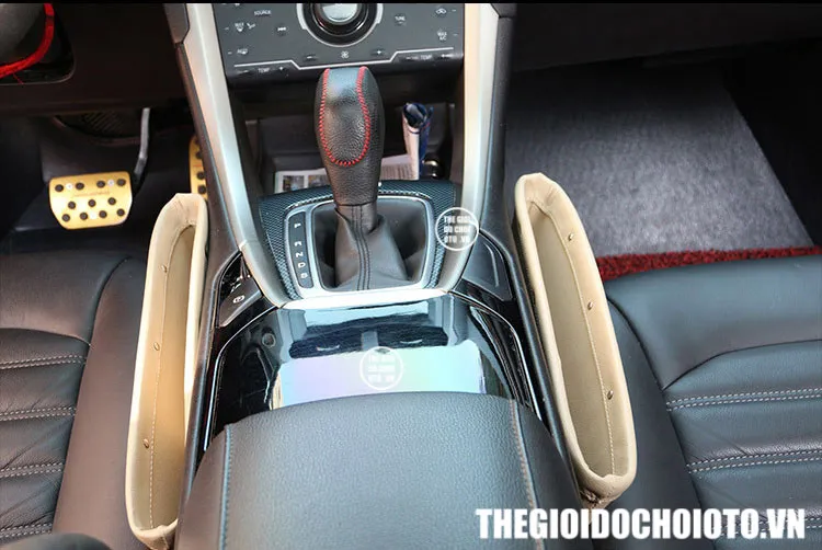 Khay để đồ khe ghế ô tô có thể chứa được nhiều vật dụng cá nhân