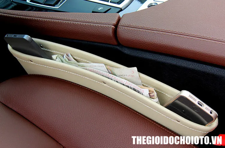 Khay để đồ khe ghế ô tô khi để điện thoại và vé xe
