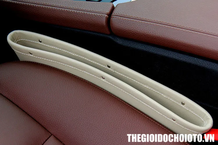 Khay đựng đồ khe ghế ô tô khi không có gì vẫn giữ được thẩm mỹ