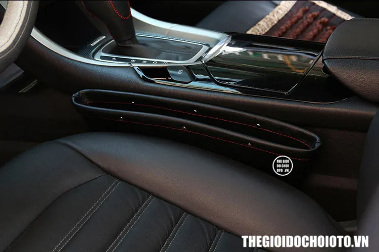 Khay để đồ khe ghế ô tô màu đen khi không có đồ