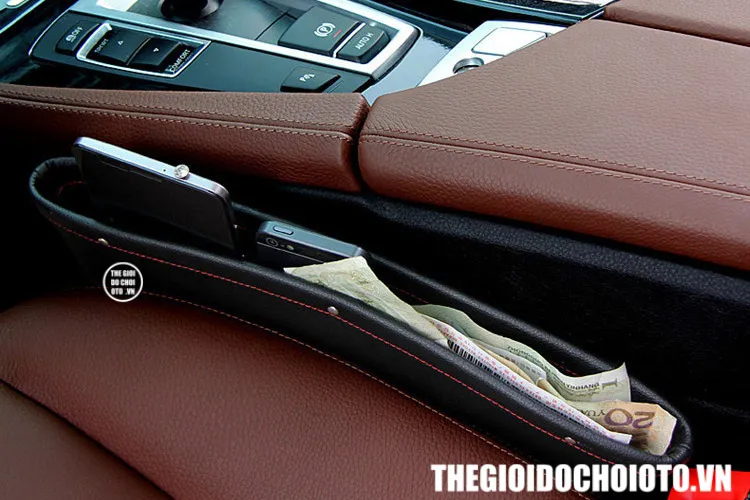 Khay đựng đồ ô tô để khe ghế rất tiện lợi để điện thoại và tiền lẻ khi lái xe