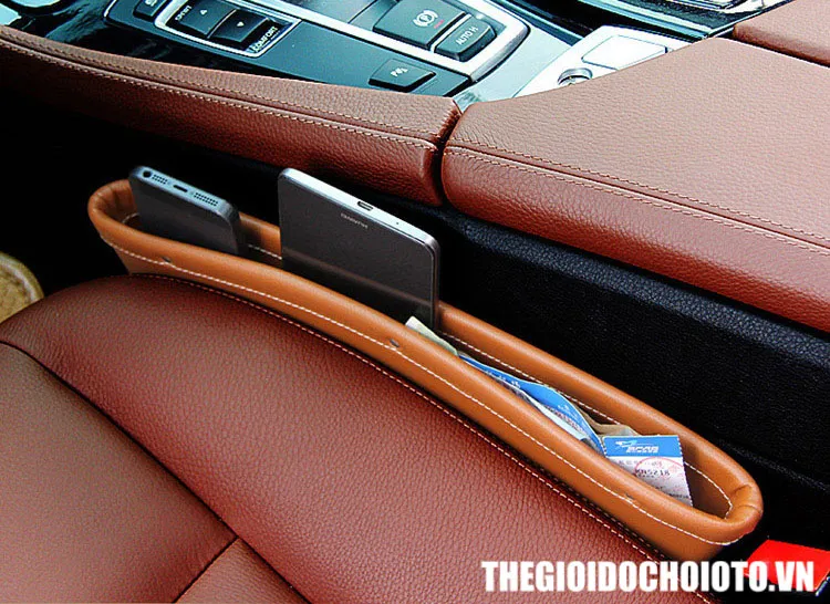 Khay để đồ khe ghế ô tô bằng da màu đen giúp nội thất xe sang trọng