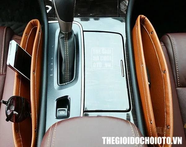 Khay đựng đồ khe ghế có thiết kế, vật liệu cao cấp mang lại sự sang trọng cho chiếc xe