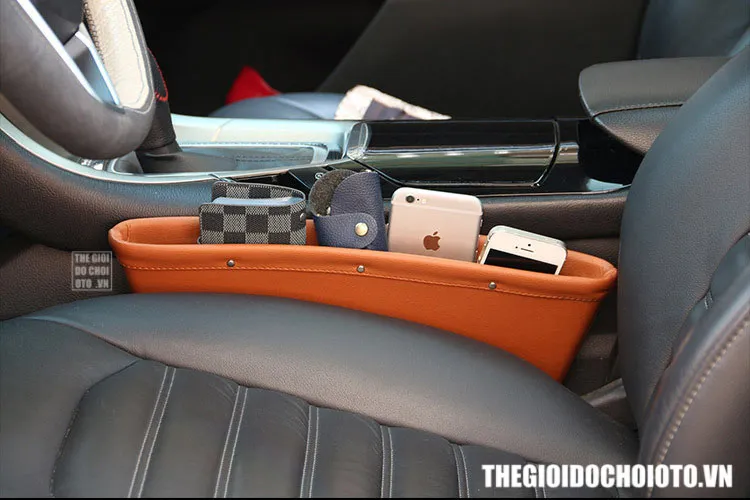 Khay đựng đồ khe ghế tạo sự tiện lợi khi để các vật dụng mang theo người