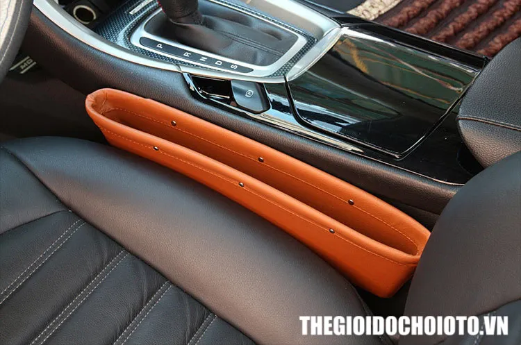 Khay đựng đồ khe ghế khi không đựng gì cũng vẫn rất đẹp, phù hợp với nội thất xe