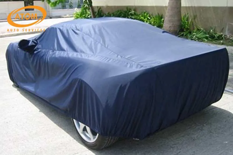 Khi đỗ xe ô tô dưới trời nắng, tài xế cần phủ bạt cách nhiệt cho xe