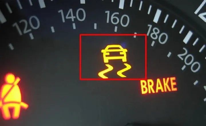 Đèn báo hệ thống ESP trên ô tô sáng khi hệ thống hoạt động