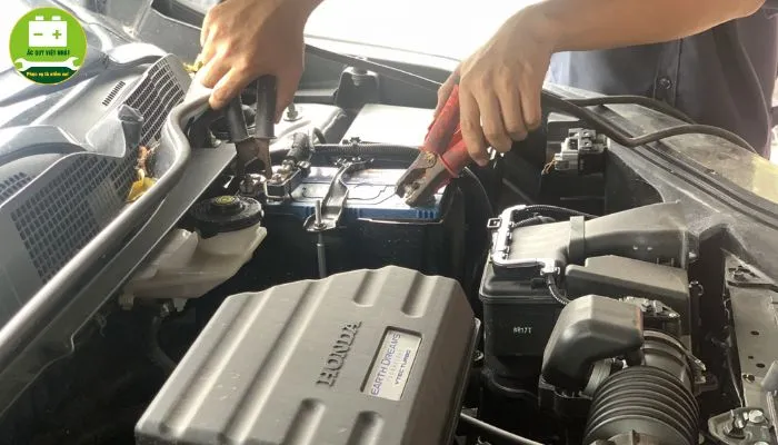 Xe ô tô câu bình ắc quy khi động cơ khởi động yếu hoặc không lên