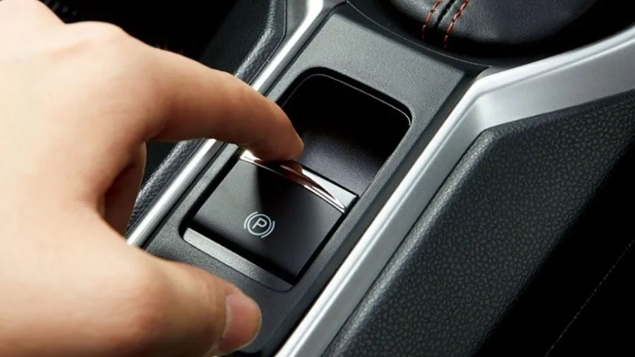 Hình ảnh chiếc xe ô tô được đỗ an toàn trên một đoạn đường có độ dốc nhất định