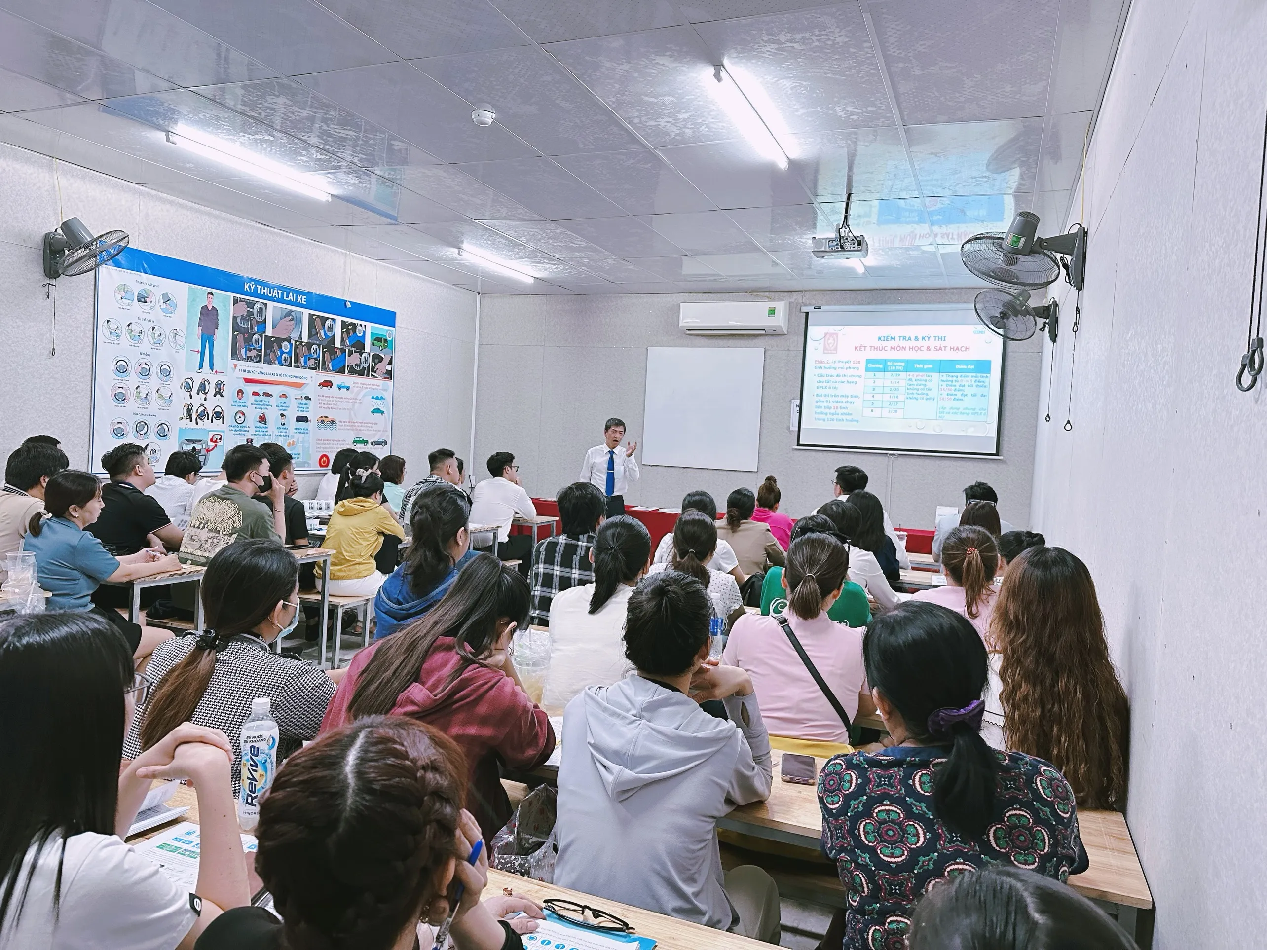 Học lý thuyết tại trung tâm Phú Mỹ Hưng