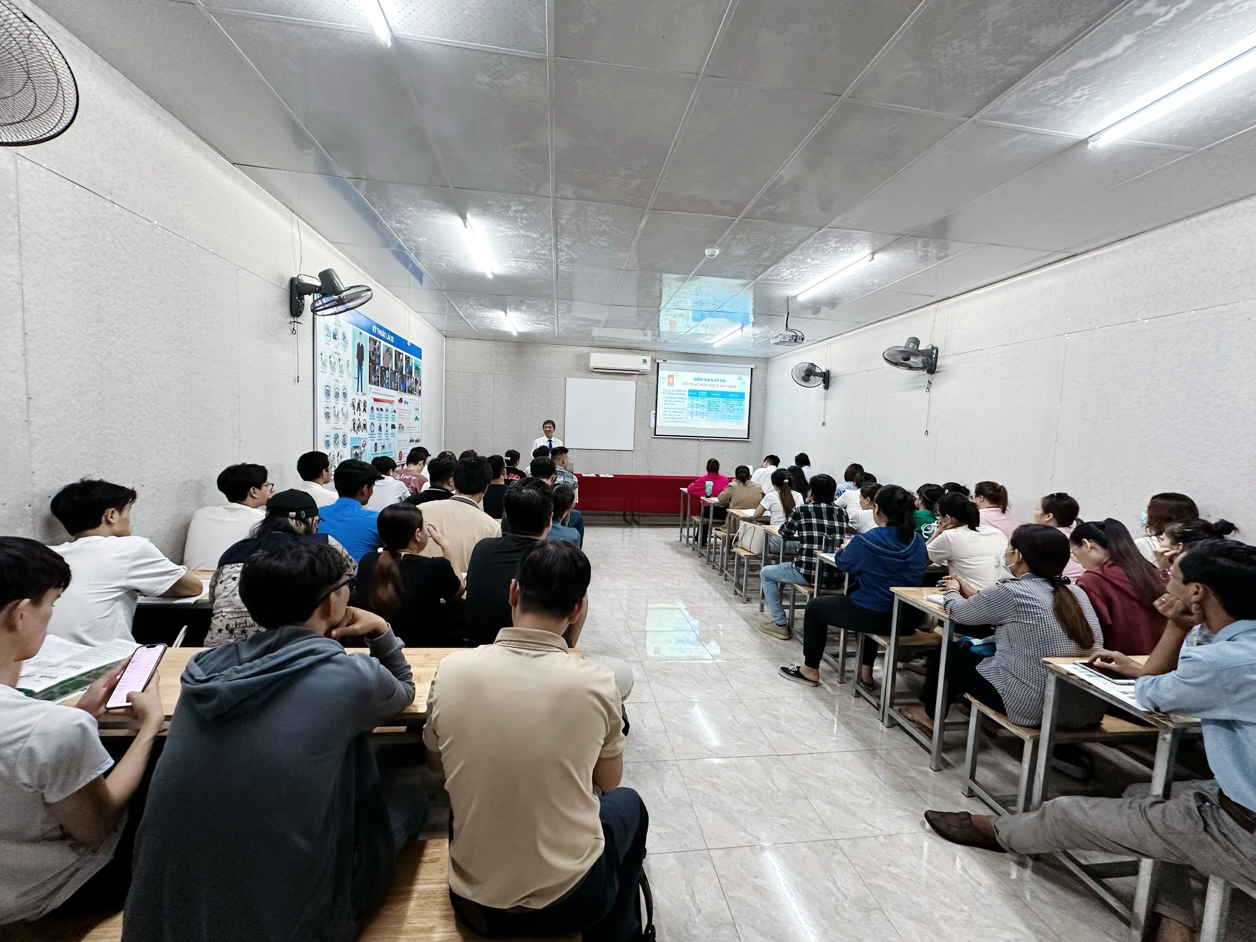 Giảng viên hướng dẫn phần lý thuyết của chương trình học lái xe ô tô hạng B2