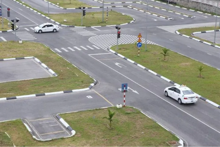 Lựa chọn trung tâm học lái xe ô tô cấp tốc hà nội uy tín với xe đời mới và sân sát hạch chuẩn.