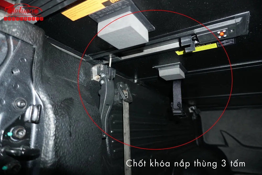 Khóa nắp thùng 3 tấm đã khóa