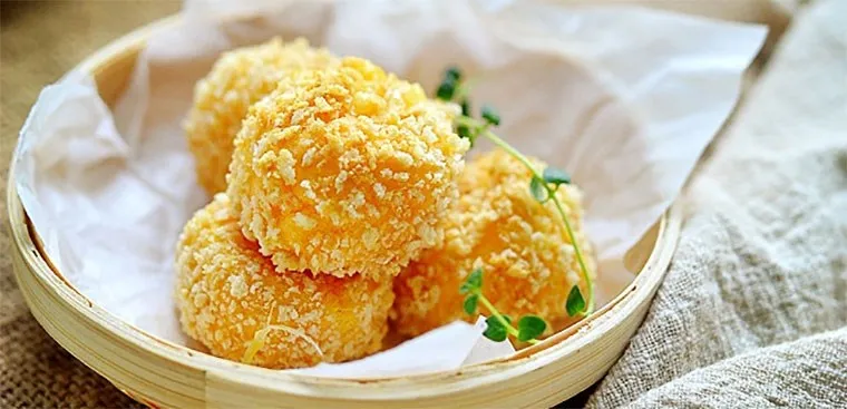 Khoai lang chiên phô mai, nhân phô mai tan chảy bên trong, là món ăn vặt từ khoai lang độc đáo