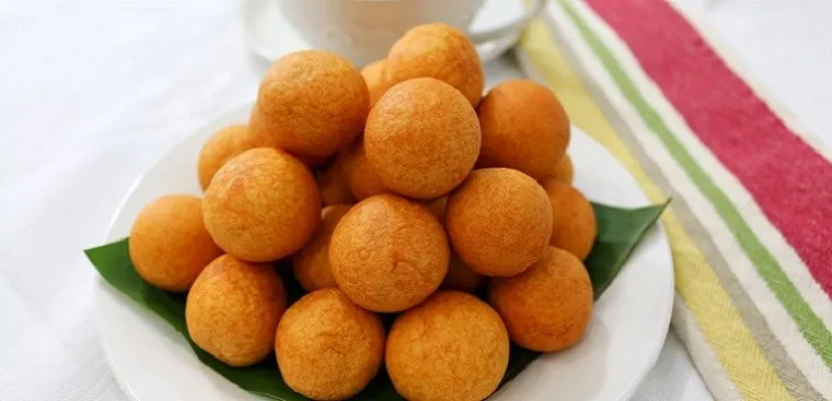 Khoai lang chiên phồng tròn trịa, vàng giòn, rất thích hợp làm món ăn vặt từ khoai lang cho trẻ em