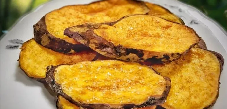 Khoai lang nướng bơ cắt lát, vàng ươm, một công thức món ăn vặt từ khoai lang đơn giản