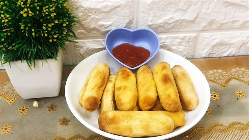 Bánh khoai lang que cắt miếng nhỏ, chiên vàng giòn, là món ăn vặt từ khoai lang phổ biến