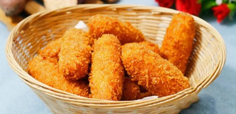 Bánh khoai lang tẩm bột chiên xù vàng ươm, là một món ăn vặt từ khoai lang giàu năng lượng