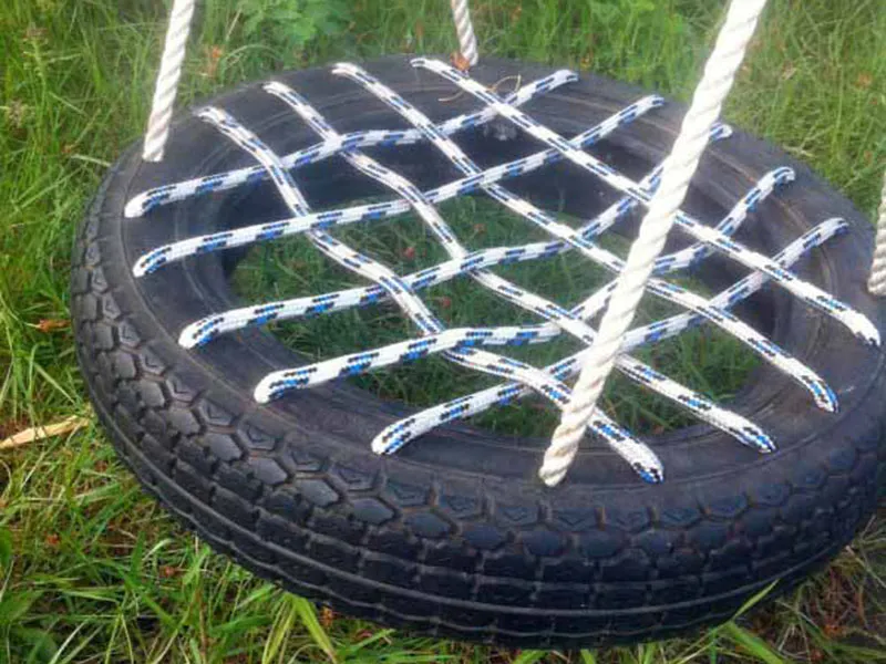 cách làm xích đu bằng lốp ô tô bằng máy khoan