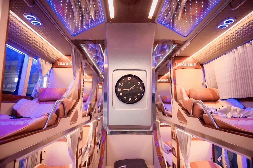 Khoang nam rieng tu co rem che tren xe limousine Queen Cafe Bus