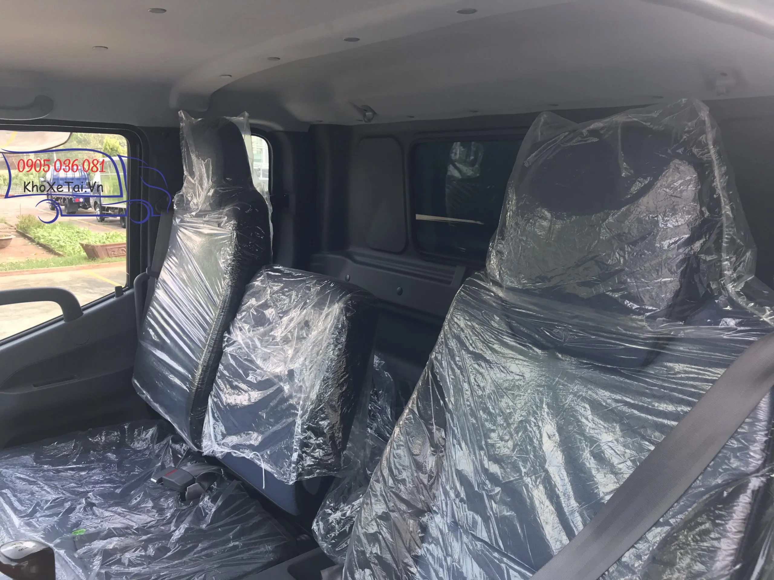 Khoang nội thất xe ben Thaco Forland FD140-4WD với ghế bọc simili và giường nằm