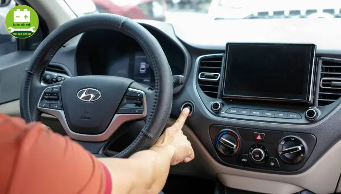 Khi ắc quy hết điện không nên cố gắng khởi động xe nhiều lần