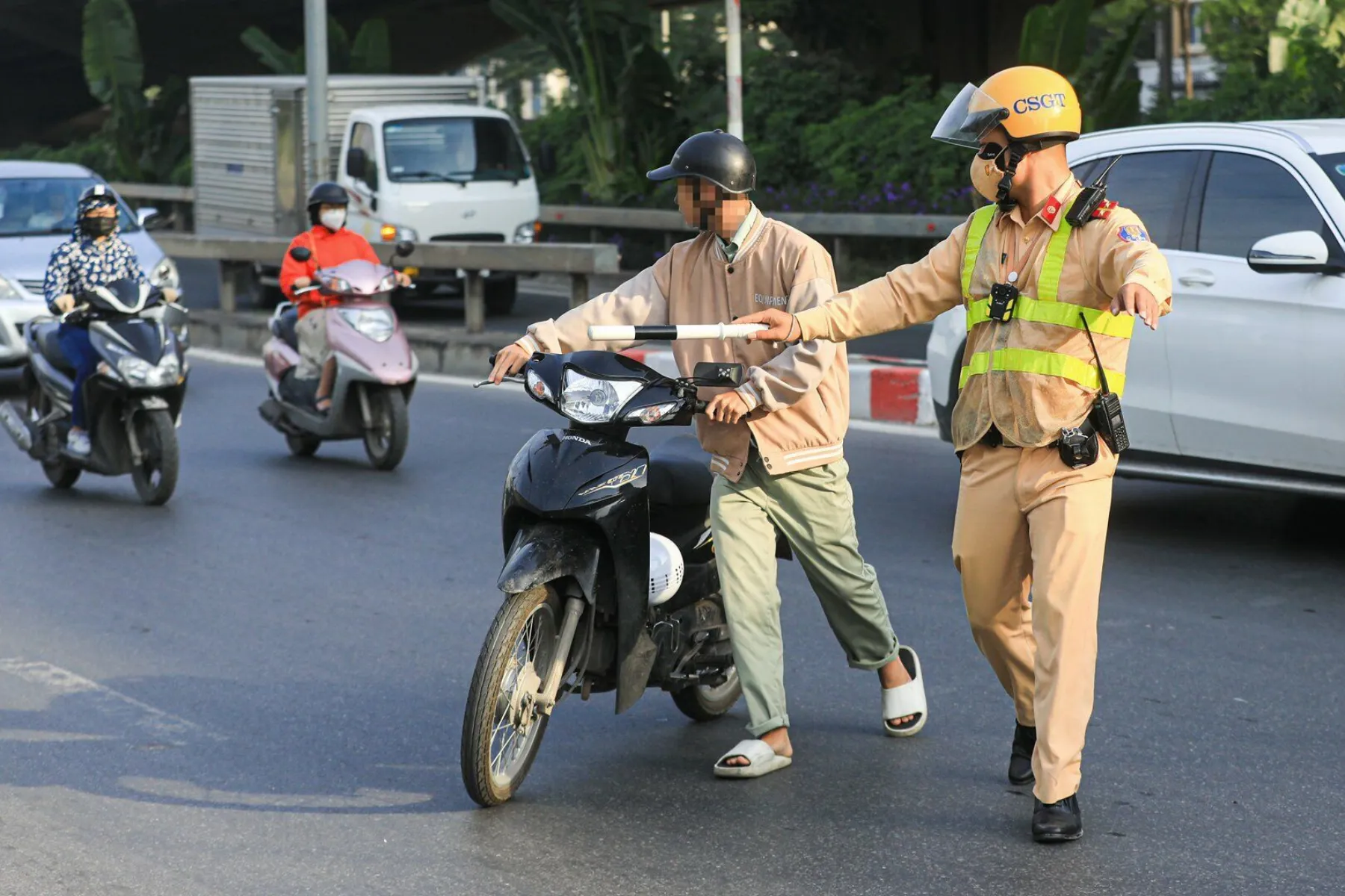 Người đi xe máy tham gia giao thông với mức phí bảo hiểm xe máy bắt buộc chỉ từ 60.500 đồng mỗi năm