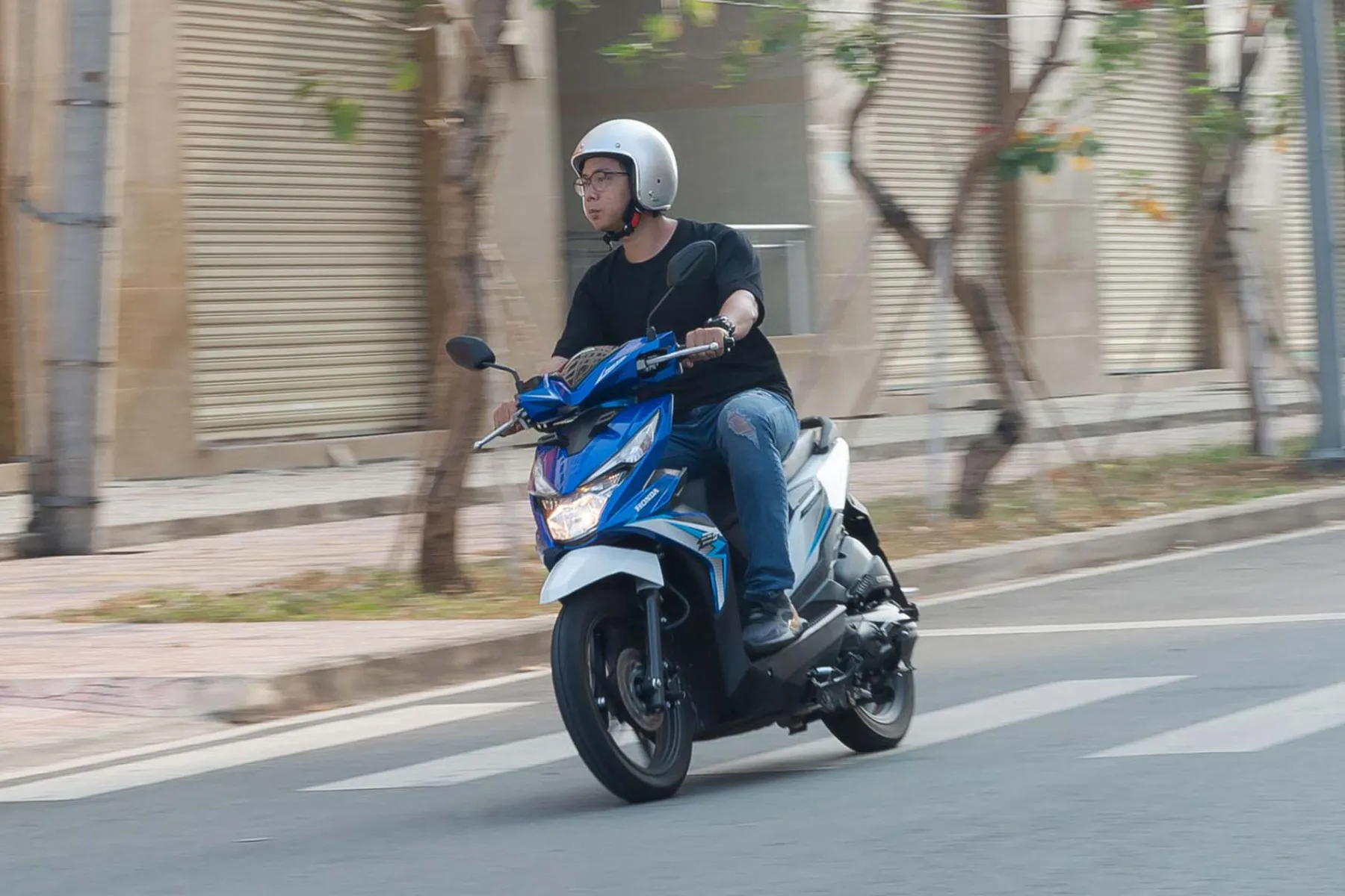 Cảnh sát giao thông kiểm tra giấy tờ xe máy bao gồm bảo hiểm TNDS bắt buộc khi tuần tra