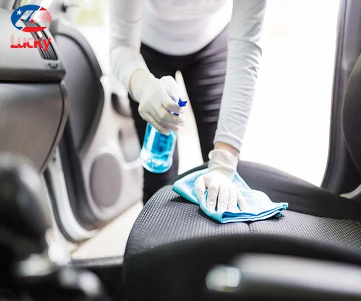 Hình ảnh minh họa việc vệ sinh nội thất thường xuyên giúp ngăn ngừa mùi hôi ghế da ô tô