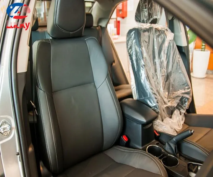 Người đang thực hiện quy trình vệ sinh nội thất để khử mùi ghế da ô tô